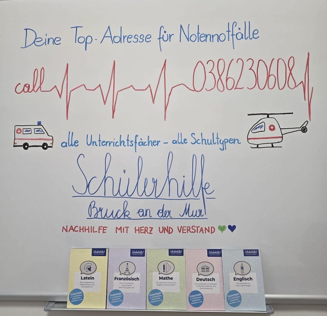 Ein Whiteboard mit Notfallkontaktinformationen und einer Liste von Fächern, einschließlich Latein, Französisch, Mathematik, Deutsch und Englisch. Das Board hat eine Herzfrequenzlinie und ein Krankenwagensymbol.