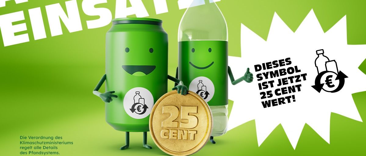 Ein Werbeplakat für ein Pfandrückgabesystem mit einer grünen Dose, einer Flasche und einer 25-Cent-Münze auf grünem Hintergrund. Der Text lautet 'Jetzt einzahlen!' und 'Dieses Symbol ist jetzt 25 Cent wert!'.