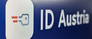 Ein blauer Hintergrund zeigt das ID Austria Logo. Das Logo hat weißen Text mit einem blauen Symbol auf der linken Seite.