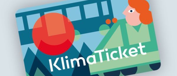 Ein Werbekarten für KlimaTicket, mit einer Frau neben einem Bus in einer bergigen Landschaft.
