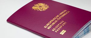 Ein weinroter Reisepass der Republik Österreich mit einem goldenen Emblem und den Worten 'Reisepass' und 'Passport'.