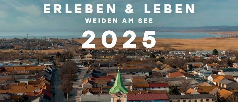 Ein Poster zeigt eine Luftaufnahme einer Stadt am See mit Gebäuden und einer Kirche. Der Text lautet 'Erleben & Leben Weidern am See 2025', was auf ein Erlebnis und Leben in Weidern am See im Jahr 2025 hindeutet.