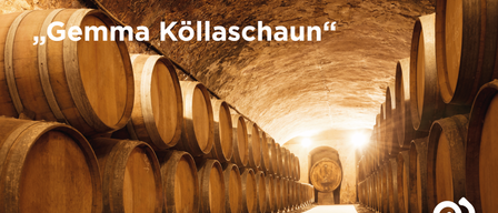 Ein schwach beleuchteter Keller mit aufgereihten Holzfässern. Das Wort 'Kollaschaun' ist oben prominent angezeigt.
