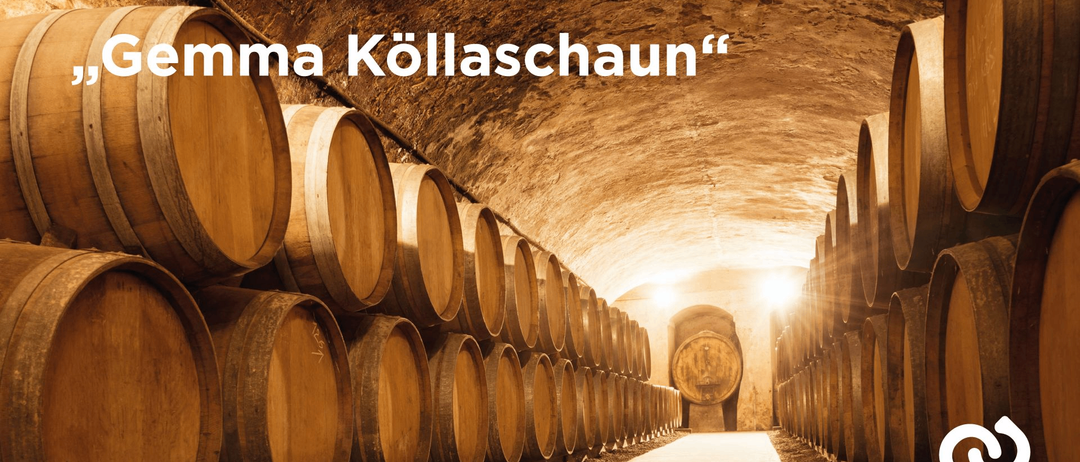 Ein schwach beleuchteter Keller gefüllt mit Holzfässern, einige in Reihen gestapelt, mit einem großen Fass in der Mitte und einem hellen Licht, das den Raum erhellt.