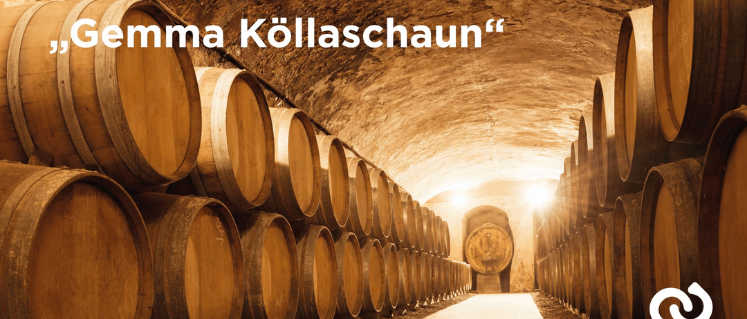 Ein schwach beleuchteter Keller gefüllt mit in Reihen gestapelten Holzfässern, wobei ein helles Licht das Ende des Tunnels erhellt. Der Text 'ma Kollascohaun' ist oben prominent angezeigt.