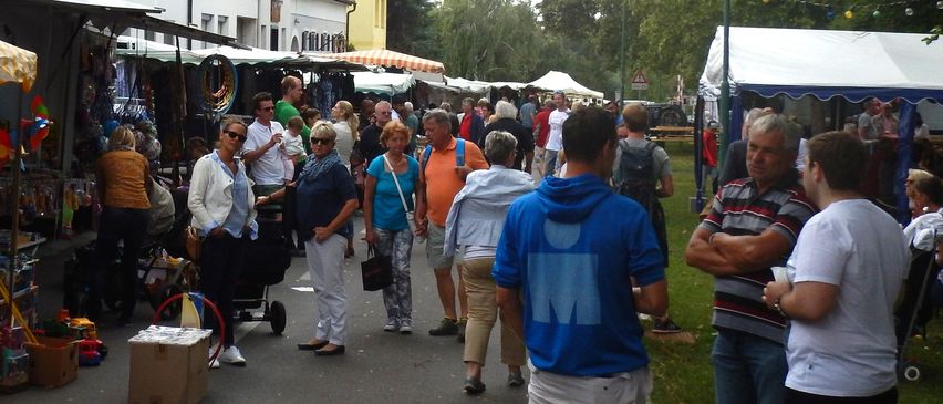 Bild enthält, Shorts, City, Adult, Male, Man, Person, Bazaar, Shoe, Jeans, Street