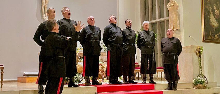 Bild enthält, Cross, Symbol, Adult, Male, Man, Person, Coat, Shoe, People, Face