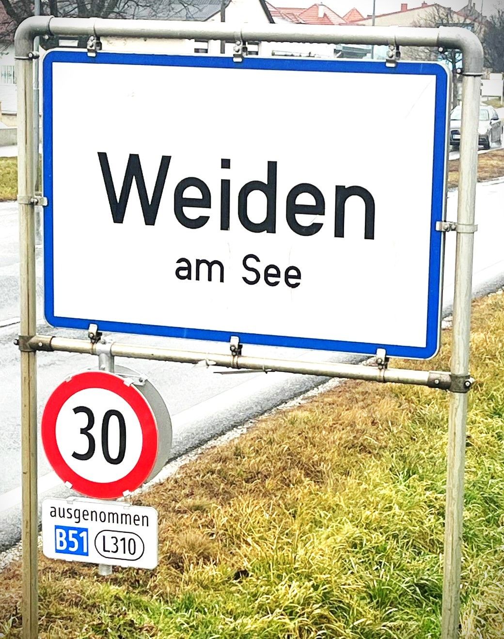 Bild enthält, Symbol, Sign, Road Sign, Text, Number, Machine, Wheel, Car, Transportation, Vehicle