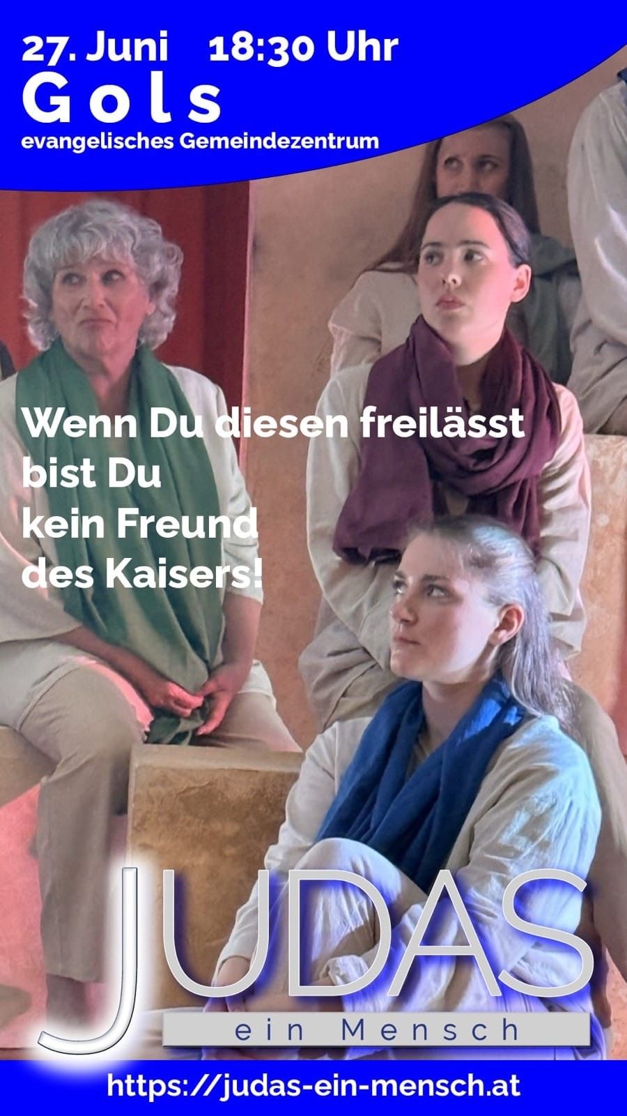 Drei Frauen sitzen eng zusammen auf einer Bank. Die Frau links hat graue Haare und die Frau rechts trägt ein blaues Tuch. Die Frau in der Mitte trägt ein burgunderrotes Tuch. Der deutsche Text lautet 'Wenn Du diesen freilässt, bist Du kein Freund des Kaisers!'