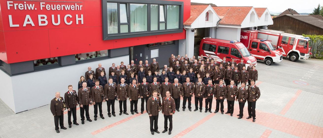 Bild enthält, People, Person, Fire Station, Fire Truck, Transportation, Truck, Vehicle, Coat, Car, Wheel