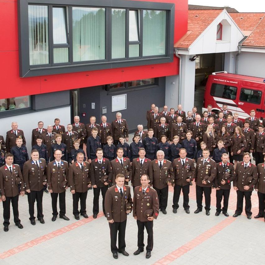 Bild enthält, People, Person, Fire Station, Fire Truck, Transportation, Truck, Vehicle, Coat, Car, Wheel
