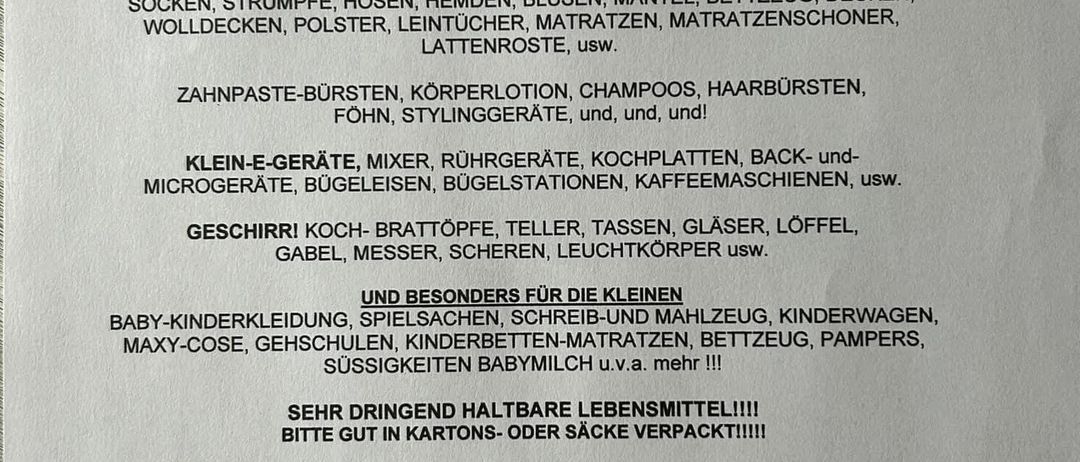 Ein Flyer, der Spenden für Menschen in Not in der Ukraine, Rumänien und Moldawien wirbt. Es werden verschiedene benötigte Gegenstände und Lebensmittel aufgelistet, einschließlich Kleidung, Haushaltsgeräte und Babyartikel. Der Flyer gibt einen Abholort und -zeit an.