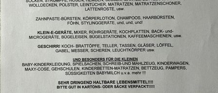 Ein Flyer, der Spenden für Menschen in Not in der Ukraine, Rumänien und Moldawien wirbt. Es werden verschiedene benötigte Gegenstände und Lebensmittel aufgelistet, einschließlich Kleidung, Haushaltsgeräte und Babyartikel. Der Flyer gibt einen Abholort und -zeit an.