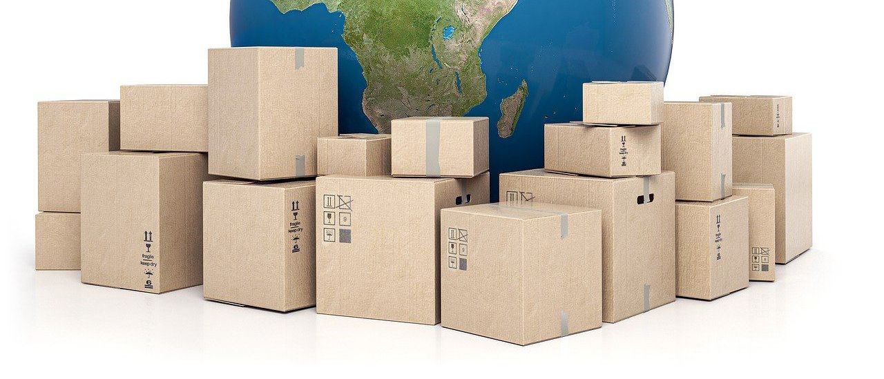Bild enthält, Box, Cardboard, Carton, Package, Package Delivery, Person, Astronomy, Outer Space