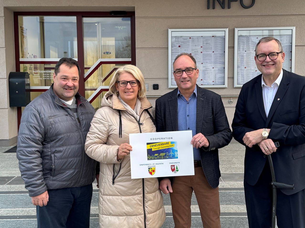 Bild enthält, Coat, Jacket, Suit, Adult, Female, Person, Woman, Male, Man, Blazer