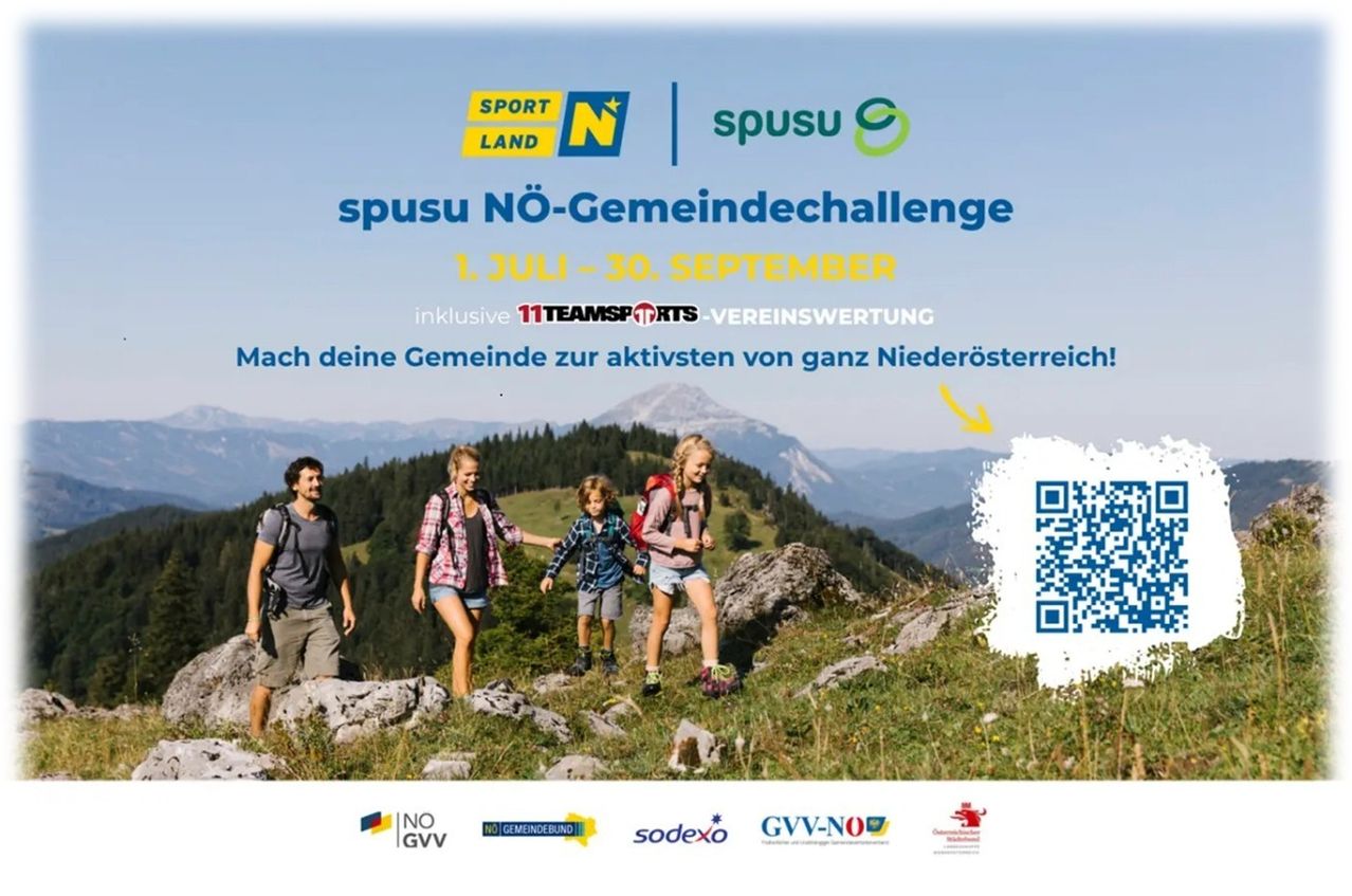 Ein Bild, das die spusu NO-Gemeindechallenge vom 1. Juli bis 30. September bewirbt. Es zeigt eine Familie beim Wandern in den Bergen, mit einem QR-Code für weitere Informationen. Das Bild enthält Logos von Sportland, spusu und anderen.