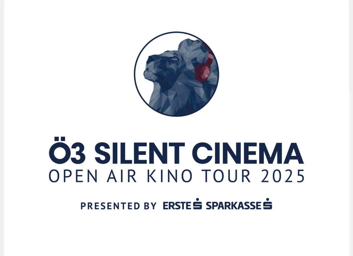 Silent Cinema Open Air Kino Tour 2025, präsentiert von Erste Sparkasse. Eine blaue geometrische Illustration eines Löwen mit Kopfhörern.