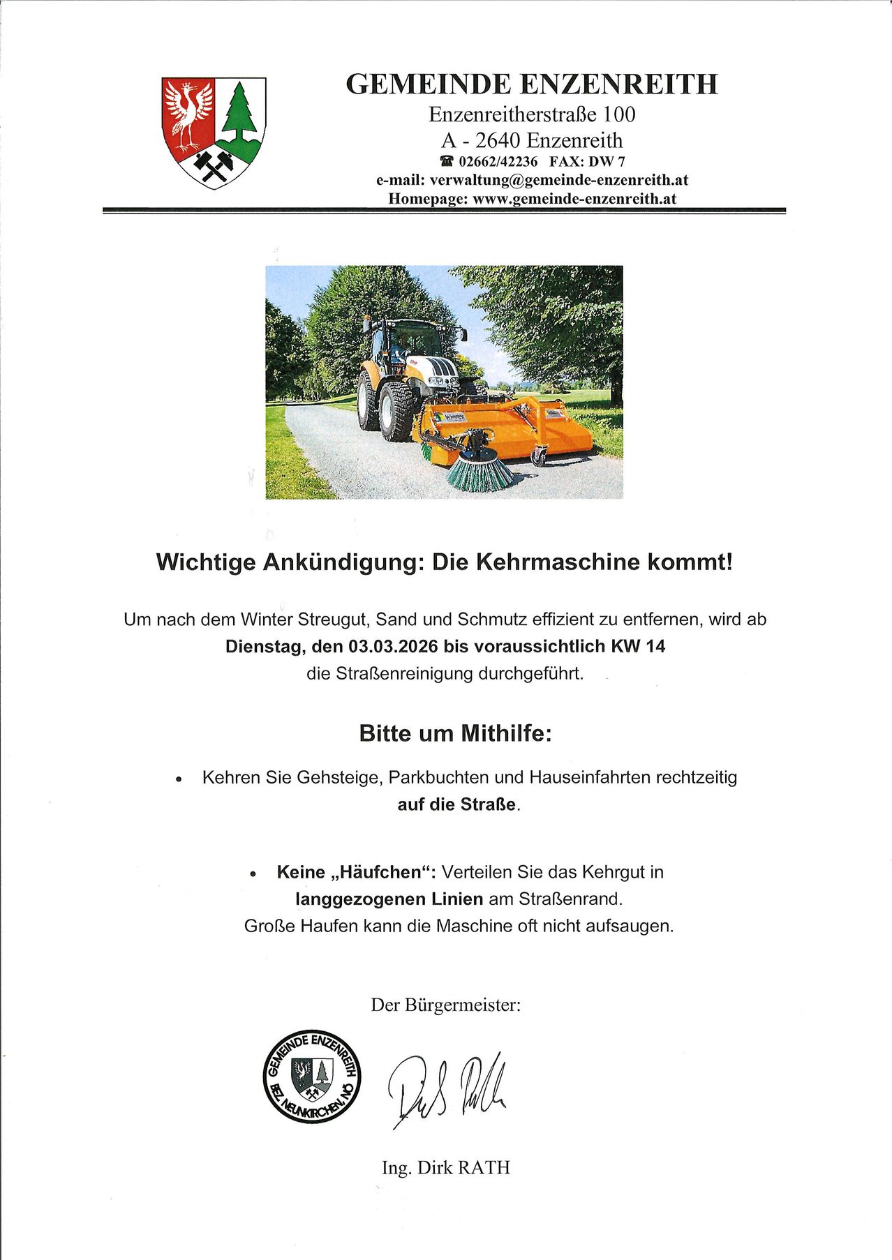 Eine Anzeige zeigt ein Bild eines Straßenreinigungsfahrzeugs mit Text zur Straßenreinigung. Es bittet die Bewohner, Wege zu räumen, Fahrzeuge zu parken und Hauszufahrten am Dienstag, 03.03.2026, ungefähr KW 14 zu verschieben. Hilfe ist erforderlich, und große Schneehaufen können die Maschine behindern.