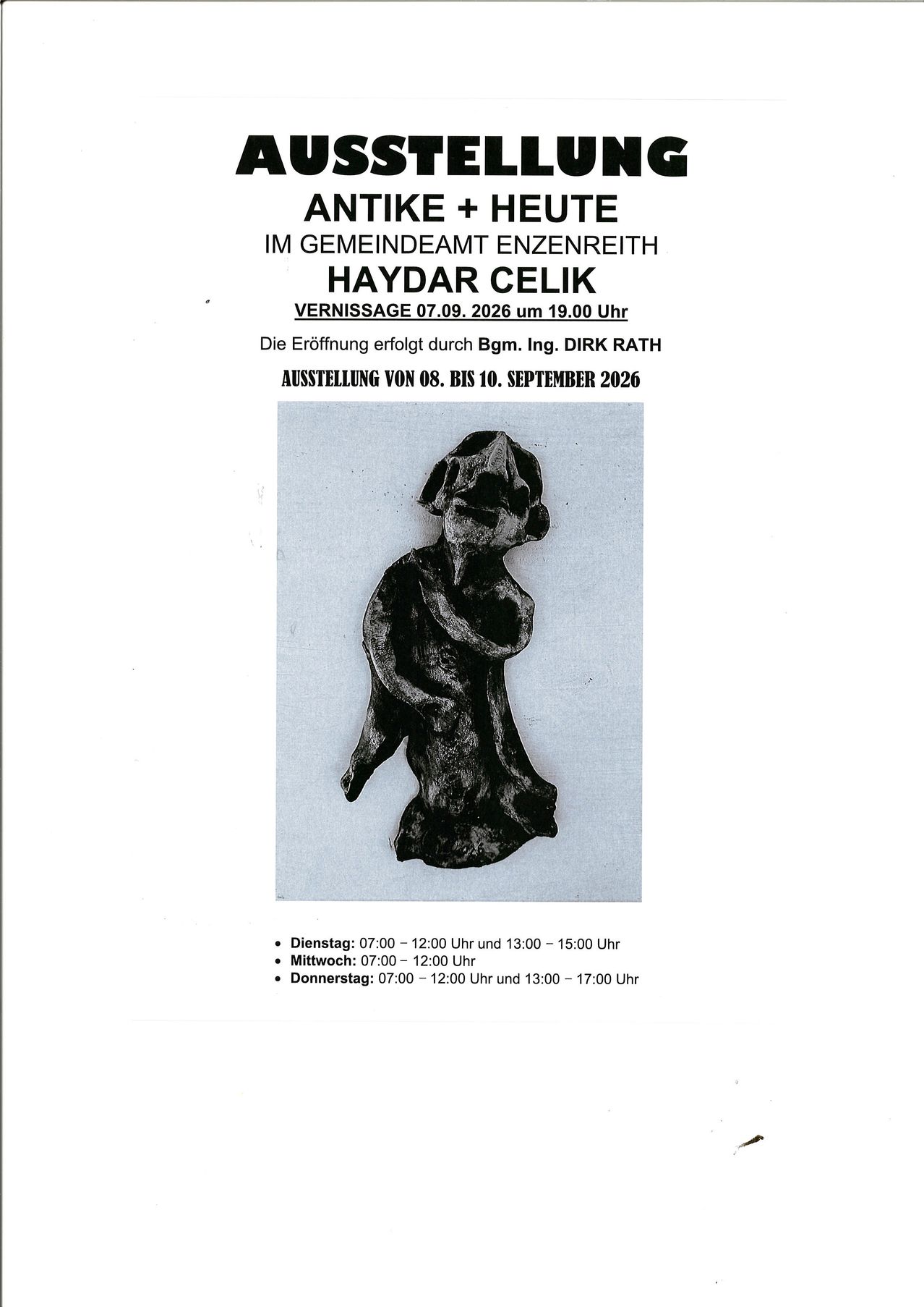 Plakat für eine Kunstausstellung mit dem Titel 'Antike + Heute' von Haydar Celik, das eine monochromatische Skulptur einer menschlichen Figur zeigt, die vor einem hellen Hintergrund platziert ist. Die Ausstellung ist vom 8. bis 10. September 2026 geplant.