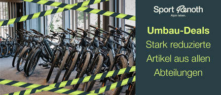 Eine Reihe von Fahrrädern steht vor einem Gebäude. Gelbe und schwarze Absperrbänder sind um die Fahrräder gebunden. Die Texte 'Sport Alpin' und 'Umbau Stark Artikel Abteilung' sind auf der rechten Seite sichtbar.