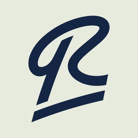 Ein blauer kursiver Buchstabe 'R' auf weißem Hintergrund. Der Buchstabe ist in einem modernen, fließenden Design gestylt.