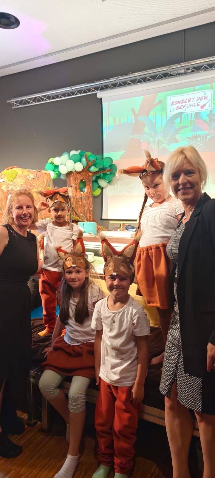 Bild enthält, Person, Photography, Portrait, People, Costume, Blouse, Shorts, Pants, Adult, Woman