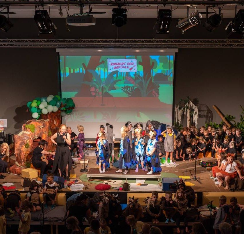 Bild enthält, Urban, People, Person, Stage, Crowd, Night Life, Building, Concert, Indoors, Party