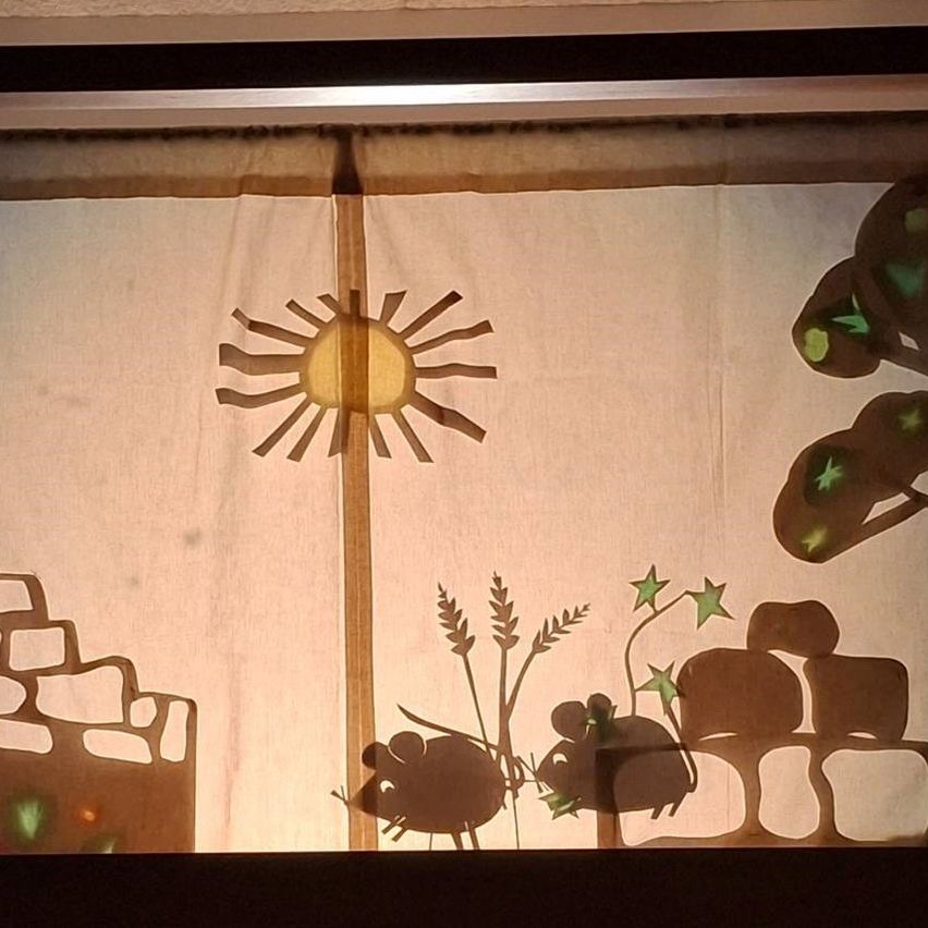 Bild enthält, Shop, Window Display, Person, Plant, Text