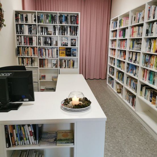 Bild enthält, Furniture, Book, Indoors, Library, Publication, Bookcase, Table, Monitor, Building, Candle