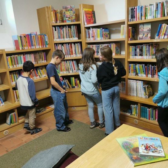 Bild enthält, Book, Library, Publication, Jeans, Furniture, Adult, Female, Person, Woman, Building