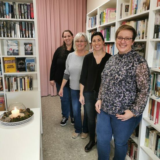 Bild enthält, Pants, Book, Library, Publication, Jeans, Furniture, Adult, Male, Man, Person