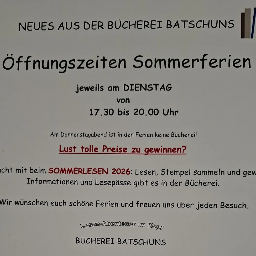 Ein Poster der Bucherei Batschune kündigt Öffnungszeiten während der Sommerferien an. Jeden Dienstag von 17:30 bis 20:00 Uhr. Keine Bucherei an Donnerstagabenden. Teilnahme am Sommerlesen-Event 2026 möglich.