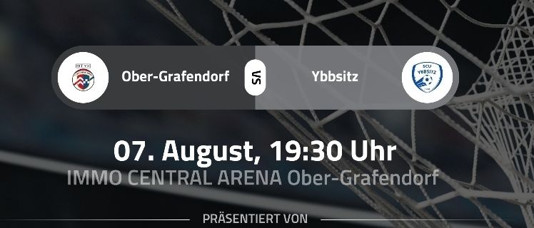Ein Fußball ist in einem Netz gefangen, mit einem dunklen Hintergrund. Das Netz ist weiß und der Ball ist schwarz und weiß.