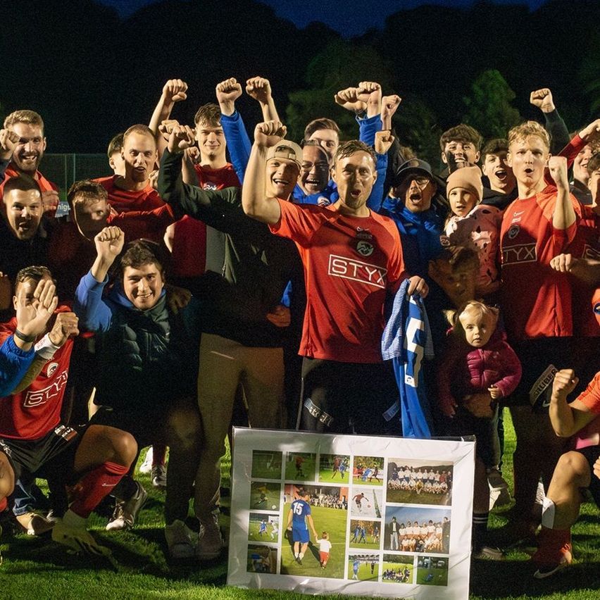 Bild enthält, Grass, People, Person, Park, Pants, Photography, Portrait, T-Shirt, Child, Male