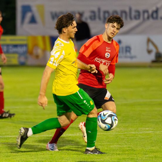 Bild enthält, Football, Soccer, Soccer Ball, People, Person, Boy, Child, Male, Sphere, Shorts