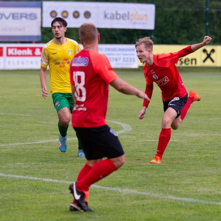 Bild enthält, People, Person, Clothing, Footwear, Shoe, Shorts, Football, Sport, Face, Soccer