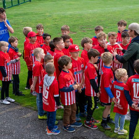 Bild enthält, People, Person, Grass, Boy, Child, Male, Pants, Shoe, T-Shirt, Soccer Ball