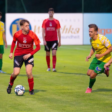 Bild enthält, People, Person, Football, Soccer, Soccer Ball, Boy, Male, Teen, Child, Sphere