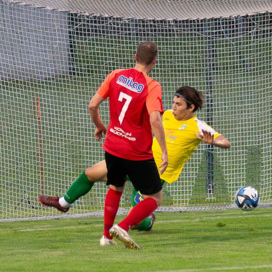 Bild enthält, People, Person, Football, Soccer, Soccer Ball, Sport, Sphere, Footwear, Shoe, Face