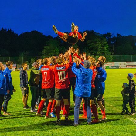 Bild enthält, People, Person, Grass, Celebrating, Adult, Male, Man, Glove, Field, Shoe