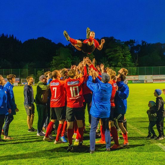 Bild enthält, People, Person, Grass, Celebrating, Adult, Male, Man, Glove, Field, Shoe