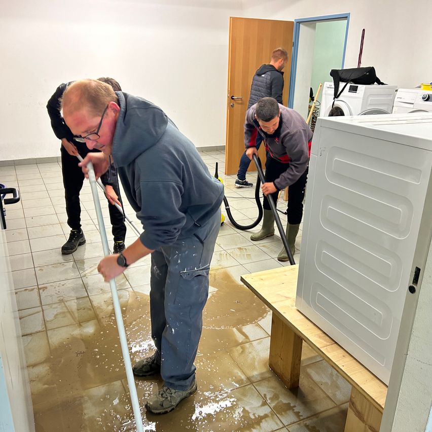 Bild enthält, Adult, Male, Man, Person, Clothing, Footwear, Shoe, Face, Home Damage, Building Flooding