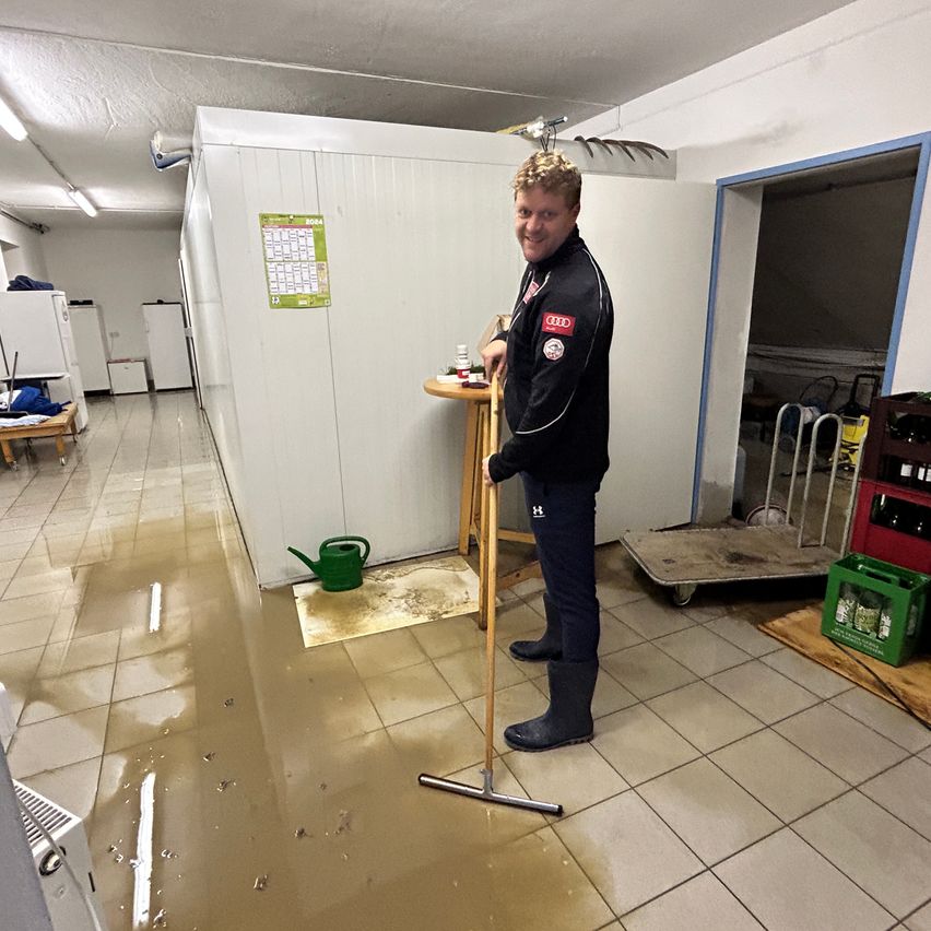 Bild enthält, Person, Clothing, Footwear, Shoe, Home Damage, Building Flooding, Home Renovation Work