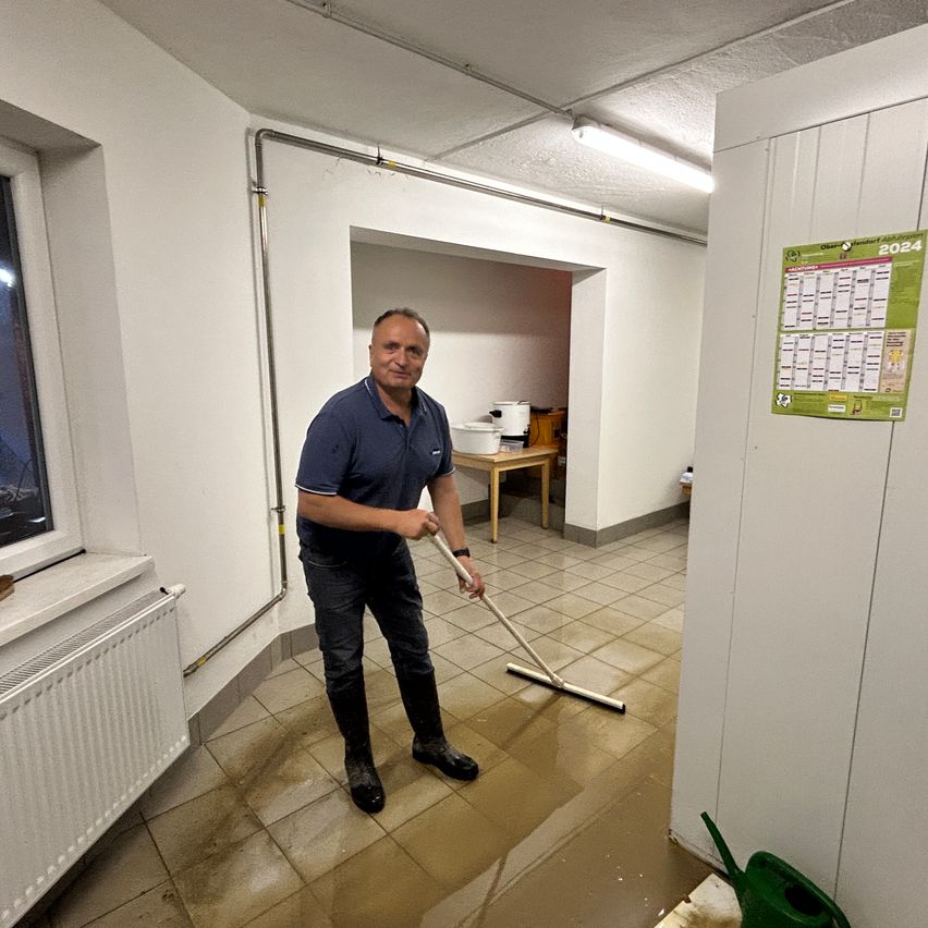 Bild enthält, Floor, Flooring, Adult, Male, Man, Person, Interior Design, Sword, Home Renovation Work, Shoe