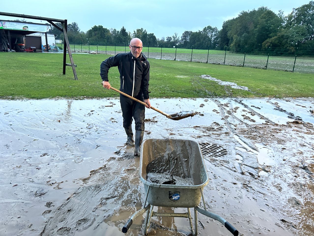 Bild enthält, Adult, Male, Man, Person, Soil, Device, Shovel, Tool