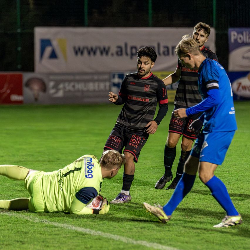 Bild enthält, People, Person, Boy, Child, Male, Adult, Man, Sliding, Shoe, Face