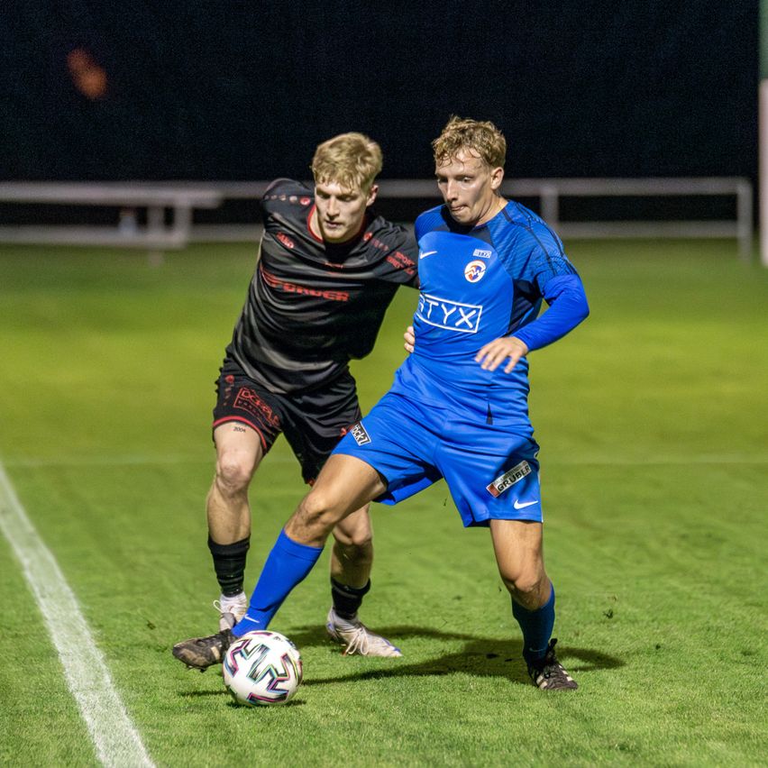 Bild enthält, Football, Soccer, Soccer Ball, Sport, Person, People, Clothing, Footwear, Shoe, Face