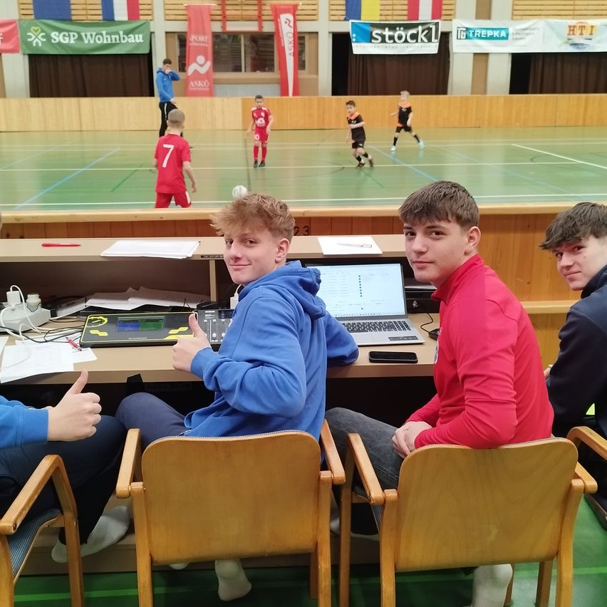 Bild enthält, Plywood, Wood, Chair, Boy, Male, Person, Teen, Child, Volleyball Game, Face
