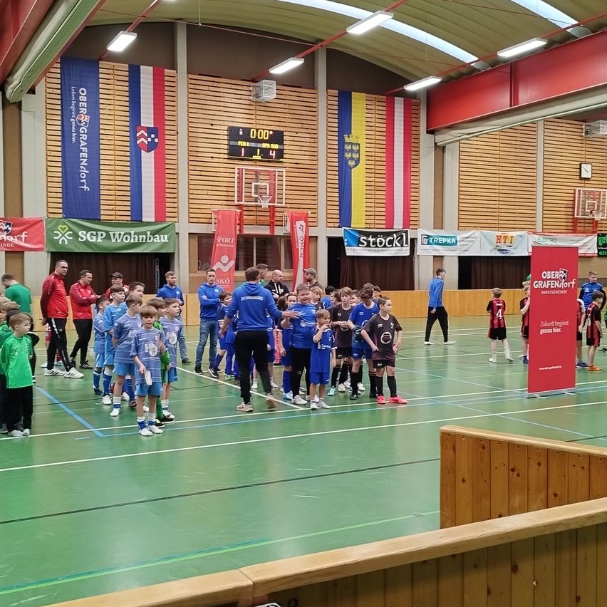 Bild enthält, People, Person, Sport, Volleyball, Volleyball Game, Ball, Handball, Clothing, Footwear, Shoe