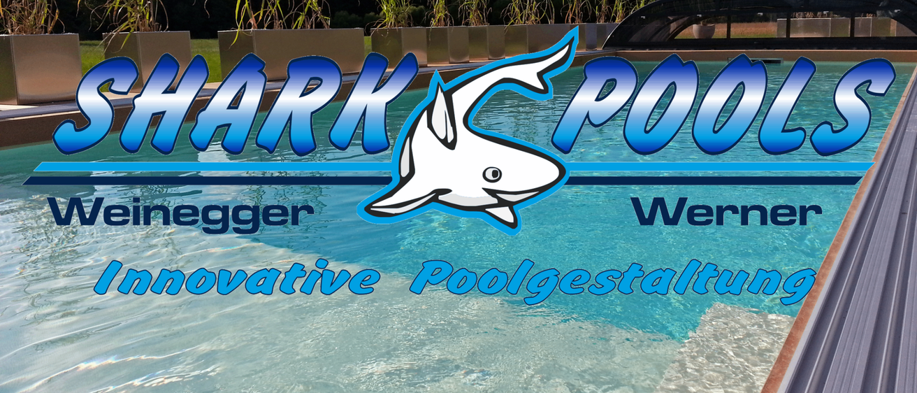 Outdoor-Schwimmbad mit Shark Pool Logo, umgeben von Topfpflanzen und einem klaren blauen Himmel.